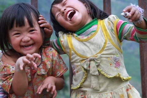 Mountainous-inhabited children laughing out loud happily (Photo: VNA)